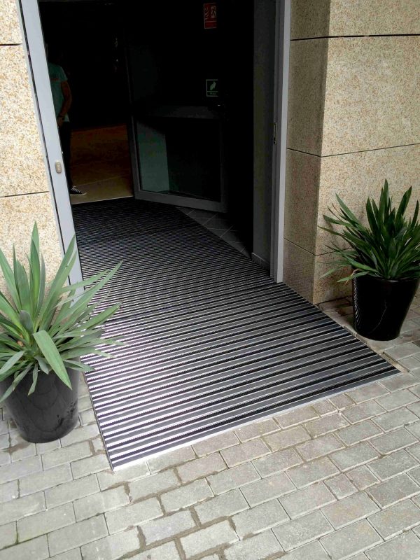 Aluminium Fußabstreifer eingelassenen vor einem Eingang